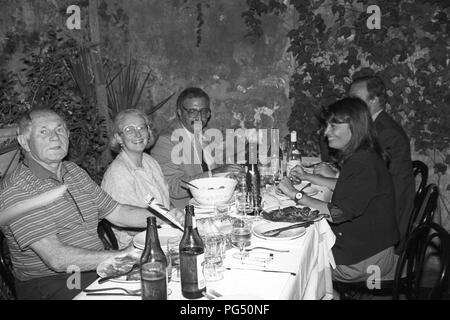 Der tschechische Schriftsteller Bohumil Hrabal (links) und der Übersetzer Susanna Roth (2. von links) auf Capri im Jahre 1990. Stockfoto