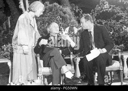 "Der tschechische Schriftsteller Bohumil Hrabal (Mitte) bei der Vorstellung der Literaturpreis "Premio Capri''. Links von Hrabal ist seine Übersetzerin Susanna Roth, auf der rechten Seite der Veranstalter der Zeremonie, Claudio Angelini." Stockfoto