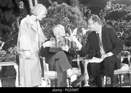 "Der tschechische Schriftsteller Bohumil Hrabal (Mitte) bei der Vorstellung der Literaturpreis "Premio Capri''. Links von Hrabal ist seine Übersetzerin Susanna Roth, auf der rechten Seite der Veranstalter der Zeremonie, Claudio Angelini." Stockfoto