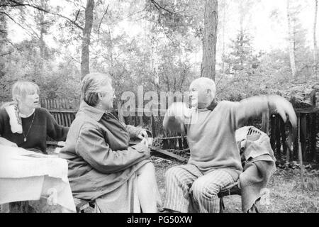 Die Schauspielerin Hilde Spalinger, der Übersetzer Susanna Roth und der Schriftsteller Bohumil Hrabal (von links) im Garten von hrabals Sommer Haus in Kersko in der Nähe von Prag. Stockfoto