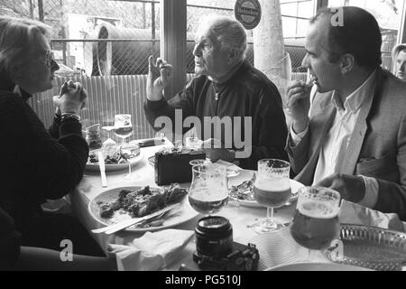 Der Schriftsteller Bohumil Hrabal (hinten rechts) und der Übersetzer Susanna Roth in einem Pariser Restaurant. Stockfoto