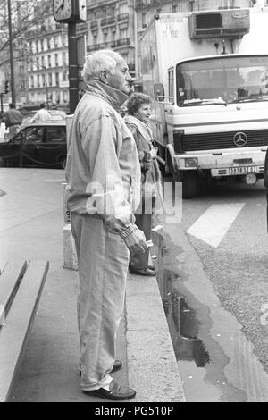 Der tschechische Schriftsteller Bohumil Hrabal an einem Scheideweg in Paris. Stockfoto