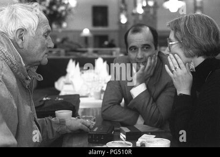 Der Schriftsteller Bohumil Hrabal (links) und der Übersetzer Susanna Roth im Gespräch mit einem Journalisten in Paris. Stockfoto