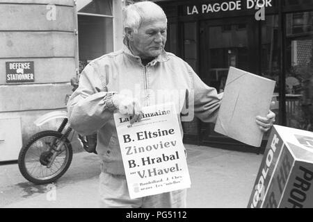 Der tschechische Schriftsteller Bohumil Hrabal mit einer Ausgabe der französischen Literaturzeitschrift La Quinzaine litteraire in Paris. Stockfoto