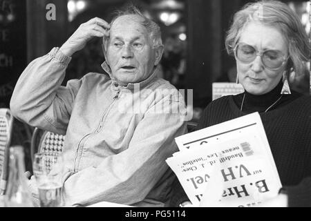 Der Schriftsteller Bohumil Hrabal und der Übersetzer Sunsanna Roth in Paris, mit dem eine Ausgabe der Zeitung La Quinzaine litteraire. Stockfoto
