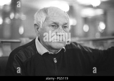 Der tschechische Schriftsteller Bohumil Hrabal an der Pariser Buchmesse - Salon du Livre Paris (Livre). Stockfoto