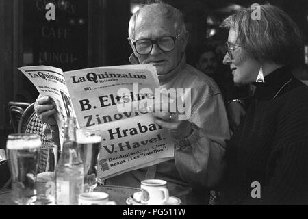 Der Schriftsteller Bohumil Hrabal und der Übersetzer Sunsanna Roth in Paris, mit dem eine Ausgabe der Zeitung La Quinzaine litteraire. Stockfoto