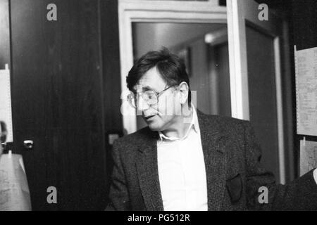 "Der tschechische Regisseur Jiri Menzel nach einer Aufführung des Theaterstücks "Hlunca Samota'' (''zu Laut einer Einsamkeit'') nach dem Roman von Bohumil Hrabal. Die Tickets für die Leistung wurden die Bauern aus den umliegenden Dörfern, die entweder überhaupt keine Möglichkeit nach Prag zu kommen oder hatte andere Dinge in Prag zu tun, anstatt zu einer Theateraufführung weiter verteilt. Das Stück wurde offiziell ausverkauft, aber die Halle leer war." Stockfoto