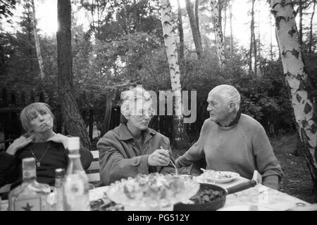 Die Schauspielerin Hilde Spalinger, der Übersetzer Susanna Roth und der Schriftsteller Bohumil Hrabal (von links) im Garten von hrabals Sommer Haus in Kersko in der Nähe von Prag. Stockfoto