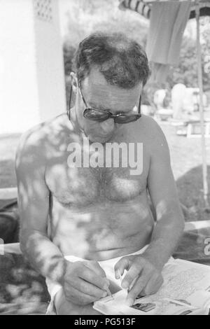 Der tschechische Maler Josef Jira bei einem Urlaub in Zypern. Stockfoto