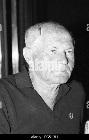 Der tschechische Schriftsteller Bohumil Hrabal bei einem Urlaub in Zypern im Jahr 1987. Stockfoto