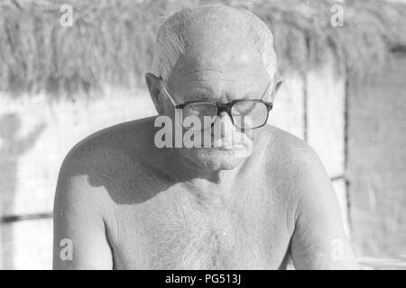 Der tschechische Schriftsteller Bohumil Hrabal bei einem Urlaub in Zypern im Jahr 1987. Stockfoto