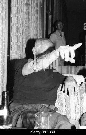 Der tschechische Schriftsteller Bohumil Hrabal bei einem Urlaub in Zypern im Jahr 1987. Stockfoto