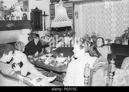 Weihnachtsfeier im Haus des Schriftstellers Bohumil Hrabal in Kersko in der Nähe von Prag. Vorne links sitzt Hans Kaulertz, links von Ihm, Susanna Roth. Stockfoto