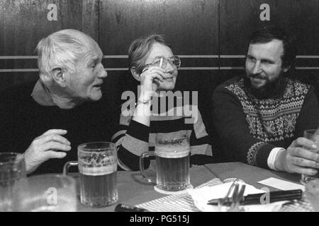 Der tschechische Schriftsteller Bohumil Hrabal (links) in einem Pub in Prag. Neben Hrabal, der Übersetzer Susanna Roth, der die meisten seiner Werke ins Deutsche übersetzt. Stockfoto