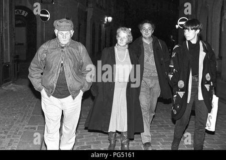 Der tschechische Schriftsteller Bohumil Hrabal (links) mit Susanna Roth, Sergio Corduas und Alena Pfautsch in Prag. Stockfoto