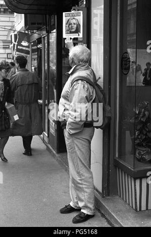 "Der tschechische Schriftsteller Bohumil Hrabal zeigt eine Ausgabe der "Wochenpresse" mit Greta Garbo auf der Titelseite, auf einem Wiener kiosk". Stockfoto