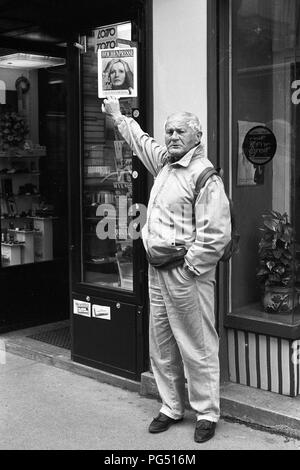 "Der tschechische Schriftsteller Bohumil Hrabal zeigt eine Ausgabe der "Wochenpresse" mit Greta Garbo auf der Titelseite, auf einem Wiener kiosk". Stockfoto