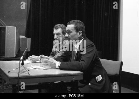 Die später der tschechische Außenminister Karel Schwarzenberg auf einer Pressekonferenz des Helsinki Föderation 1988 in Wien. Links der tschechischen Historiker Vilem Precan. Stockfoto