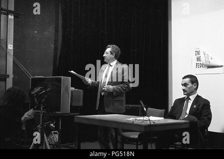Die später der tschechische Außenminister Karel Schwarzenberg auf einer Pressekonferenz des Helsinki Föderation 1988 in Wien. Links der tschechischen Historiker Vilem Precan. Stockfoto