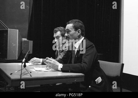 Die später der tschechische Außenminister Karel Schwarzenberg auf einer Pressekonferenz des Helsinki Föderation 1988 in Wien. Links der tschechischen Historiker Vilem Precan. Stockfoto