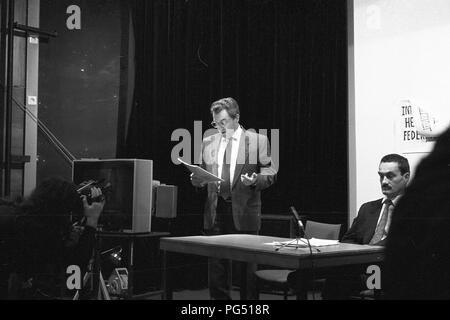 Die später der tschechische Außenminister Karel Schwarzenberg auf einer Pressekonferenz des Helsinki Föderation 1988 in Wien. Links der tschechischen Historiker Vilem Precan. Stockfoto