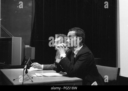 Die später der tschechische Außenminister Karel Schwarzenberg auf einer Pressekonferenz des Helsinki Föderation 1988 in Wien. Links der tschechischen Historiker Vilem Precan. Stockfoto