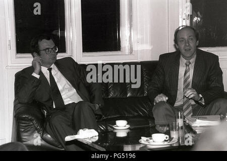 Der Philosoph Krzysztof Michalski (links) und der Politologe Jacques Rupnik auf einer Sitzung des IWM (Institut für die Wissenschaften vom Menschen in Wien. Stockfoto