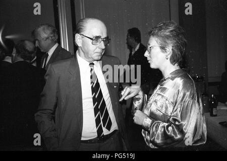 Die tschechischen Künstler und Aktivist Jiri Kolar mit dem Übersetzer Susanna Roth. Stockfoto