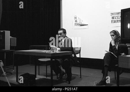 Pressekonferenz mit den später der tschechische Außenminister Karel Schwarzenberg in einer Sitzung des Helsinki Föderation in Wien. Stockfoto