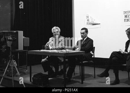 Pressekonferenz mit den später der tschechische Außenminister Karel Schwarzenberg (rechts) bei einem Treffen der Helsinki Föderation in Wien. links Die tschechische Journalistin Jiri Pelikan. Stockfoto