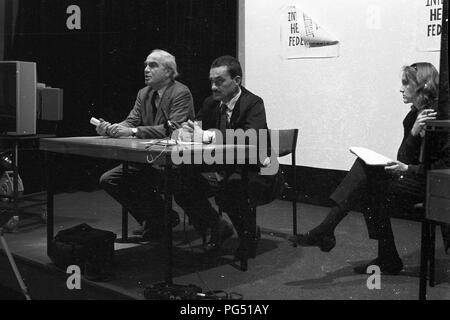 Pressekonferenz mit den später der tschechische Außenminister Karel Schwarzenberg (rechts) bei einem Treffen der Helsinki Föderation in Wien. Stockfoto