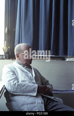 Studio des tschechischen Künstlers Jiri Kolar in Paris. Der Künstler und Aktivist Jiri Kolar in seinem Atelier in Paris. Stockfoto