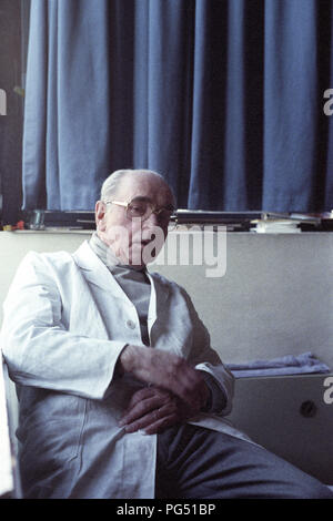 Studio des tschechischen Künstlers Jiri Kolar in Paris. Der Künstler und Aktivist Jiri Kolar in seinem Atelier in Paris. Stockfoto