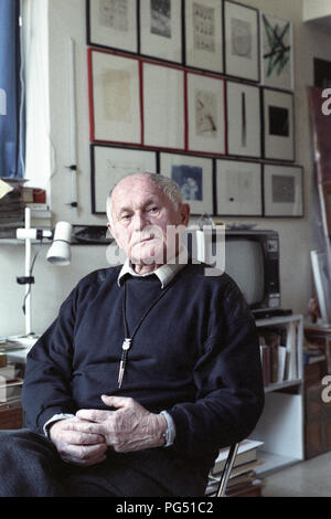 Der Schriftsteller Bohumil Hrabal im Studio des Tschechischen Künstlers Jiri Kolar in Paris. Stockfoto