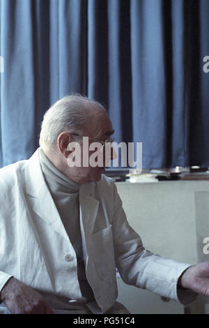 Der Künstler und Aktivist Jiri Kolar in seinem Atelier in Paris. Stockfoto