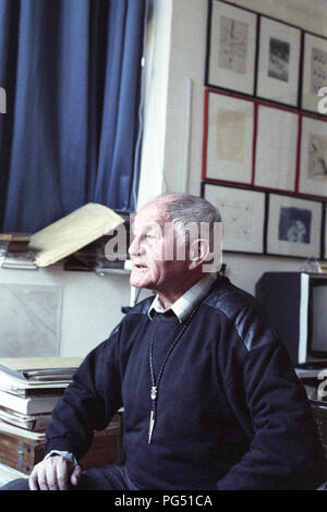 Der Schriftsteller Bohumil Hrabal im Studio des Tschechischen Künstlers Jiri Kolar in Paris. Stockfoto