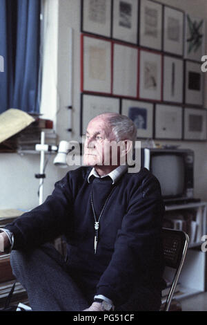 Der Schriftsteller Bohumil Hrabal im Studio des Tschechischen Künstlers Jiri Kolar in Paris. Stockfoto