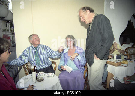 Die Schriftsteller Bohumil Hrabal (links, sitzend) und Joseph Brodsky (rechts, stehend) und der Übersetzer Susanna Roth (Mitte) auf Capri den Literaturpreis Premio Capri zu erhalten. Stockfoto