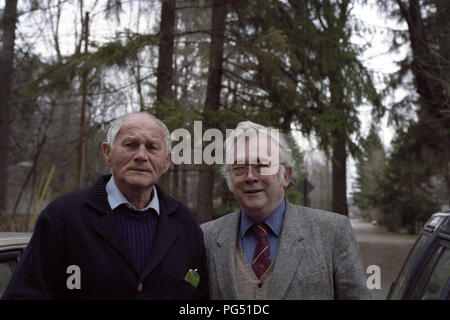 Der Schriftsteller Bohumil Hrabal (links) mit dem Autor und Verleger Josef Skvorecky. Stockfoto