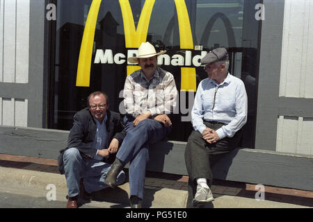 Der tschechische Schriftsteller Bohumil Hrabal (rechts) vor einem McDonald's Restaurant in den USA. Stockfoto