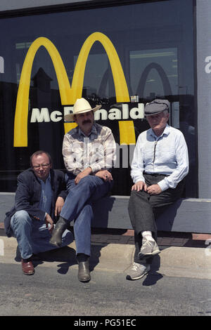 Der tschechische Schriftsteller Bohumil Hrabal (rechts) vor einem McDonald's Restaurant in den USA. Stockfoto
