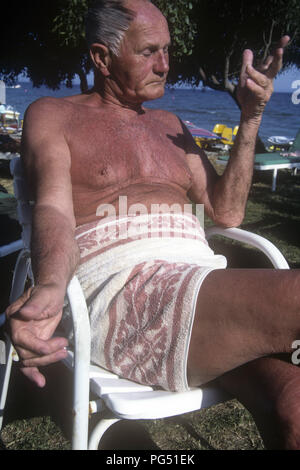 Der tschechische Schriftsteller Bohumil Hrabal bei einem Urlaub auf Zypern in 1987. Stockfoto