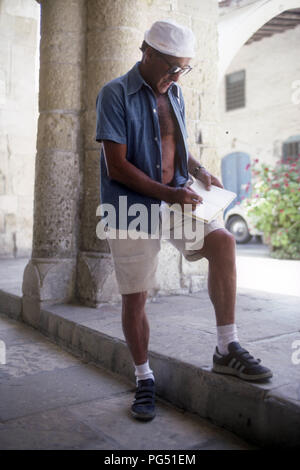 Der tschechische Schriftsteller Bohumil Hrabal bei einem Urlaub auf Zypern in 1987. Stockfoto