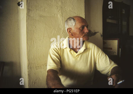 Der tschechische Schriftsteller Bohumil Hrabal bei einem Urlaub auf Zypern in 1987. Stockfoto