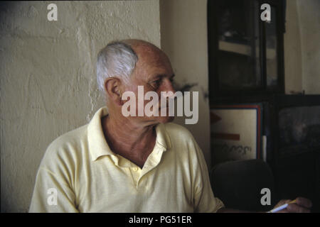 Der tschechische Schriftsteller Bohumil Hrabal bei einem Urlaub auf Zypern in 1987. Stockfoto