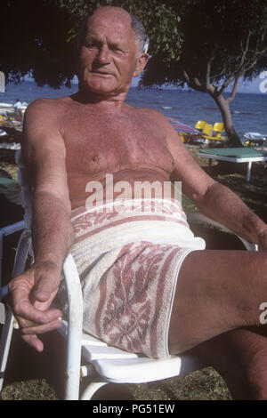 Der tschechische Schriftsteller Bohumil Hrabal bei einem Urlaub auf Zypern in 1987. Stockfoto