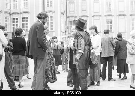 Teilnehmer einer Konferenz der Experten in Böhmen der Tschechischen Akademie der Wissenschaften auf der Prager Burg. Bohemistics ist das Feld der Geisteswissenschaften, die Forschungen der tschechischen Sprache und Literatur. Links im Bild ist der Übersetzer Michael Henry Heim. Stockfoto
