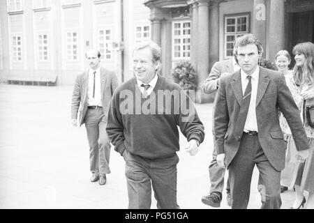Vaclav Havel, Präsident der Tschechoslowakei, auf einer Konferenz von Experten auf Böhmen der Tschechischen Akademie der Wissenschaften auf der Prager Burg. Bohemistics ist das Feld der Geisteswissenschaften, die Forschungen der tschechischen Sprache und Literatur. Stockfoto