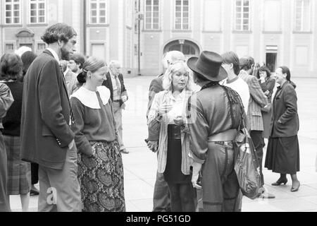 Konferenz der Experten in Böhmen der Tschechischen Akademie der Wissenschaften auf der Prager Burg. Bohemistics ist das Feld der Geisteswissenschaften, die Forschungen der tschechischen Sprache und Literatur. Links im Bild ist der Übersetzer Michael Henry Heim. Stockfoto